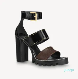 2022-Novas sandálias femininas de couro Star Trail Designer Lady Strap Studs Fivela Letra Impressa Chunky Heel Solado de Borracha