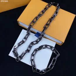 Designer Chokers Necklaces Luxury V Letter Bracelet Women Men Vintage Thick Chain Black Cuba Chain Flower Fashion Accessories No Box