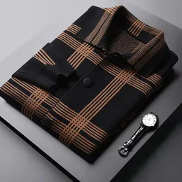 Swetry męskie styl angielski osobowość paski kieszonkowy męski kardigan marka odzieżowa jesień projektant łączony kolor dzianinowa kurtka męska
