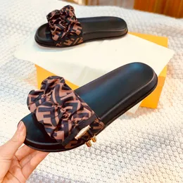 2022 Designer Print Women's Feel Brown Satin Sandaler Silk Suple Tyg Tyg Bekväm mjuka platta tofflor Beach Shoes Sandaler Loafers Storlek 35-41Comfortable Elegant