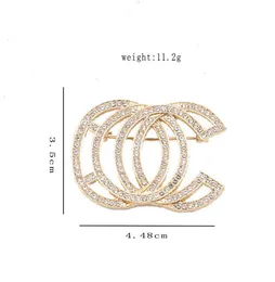 Guldsilver kvinnor bokstäver broscher av hög kvalitet vintage ihålig kedja söt vind 18k guld pläterade pärlkristall stift tillbehör specifikationer