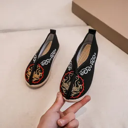 Hanfu Shoes刺繍ランニングシューズ古い北京春と秋の夏のパフォーマンススニーカータングコスチューム古代スタイル36-45