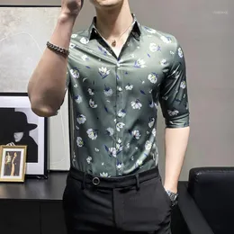 Sommar män tröjor mitt ärm blomma tryck koreanska slim casual shirt streetwear social nightclub hair stylist chemise homme