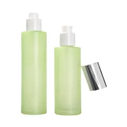 Imballaggio vuoto Bottiglia verde in vetro Spalla piatta Coperchio argento lucido Pompa a pressione bianca Contenitore per imballaggio cosmetico ricaricabile portatile 20 ml 30 ml 40 ml 60 ml 80 ml 100 ml