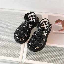 Sandálias de meninas verão bebê macio sola menina sapatos 2022 novos sapatos romanos crianças cor pura Baotou princesa sandália tendência de moda