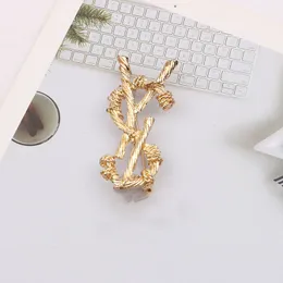 Individuality Gold Plated Brand Designer Letters Brooch Fashion Famous Women Alloy Letter Pearl Luxury Couples Crystal Rhinestone Suit Pin Jewelry Accessories