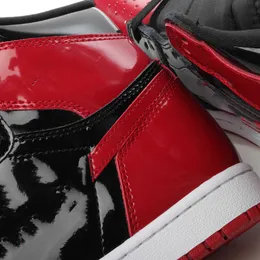Yüksek kaliteli OG 1 Gred Patent Basketbol Ayakkabıları Jumpman 1S Siyah Beyaz Varsity Kırmızı Moda Spor Ayakkabı Box865z ile İyi kaliteli gemi