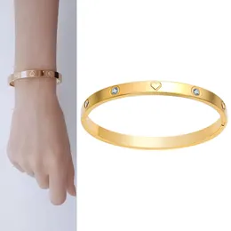2022 Новый дизайн браслетов для женщины бриллиант -сердце браслет титановый сталь золото золото розовое золото 3 цветные украшения популярные рождественские модные очаровательные подарки женские подарки на руках