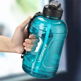 UZSPACE 2.3L 2000mlの水ボトルストロー透明な大容量プラスチック製飲料ジムツールジャグトリタンBPA無料スポーツカップ220307