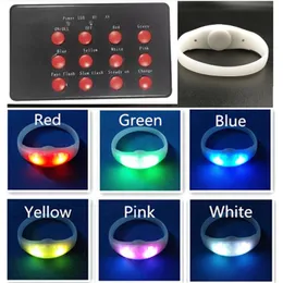 Party Gift LED -färg Byt silikonarmband armband med 12 nycklar 200 meter fjärrkontroll blinkande ljus glödande armband för festklubbar konserter prom