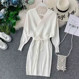 Yornmona elegancka rękaw Batwing v szyja biała sukienka jesienna zima vintage damska sukienka szkieletowa sukienka biurowa 210401