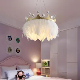 Nowoczesne białe pióro żyrandol lampa złota korona kryształowy żyrandol nordic moda dziewczyna pokój światła LED dekoracyjne światło