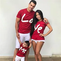 家族を一致する服マタマザー父親の娘息子ベイビーTシャツparentchild Red Letter Print Tshirt半袖トップ220531