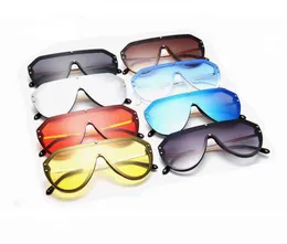 مصمم FF Fenndi Sunglasses Cycle Fashious Fashion Woman Mens European and American Trend New One Brostro Glass228W