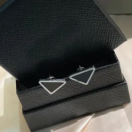 2022 NUEVA Moda Pendientes de tachuelas de triángulos negros Pendientes de lujo para mujeres Gotos de boda de joyas de joyería