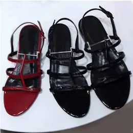 الصيف الجديد مصمم المنتجات الصنادل الأزياء الجلدية السيدات أحذية رومانية مسطحة الشاطئ المتسكع