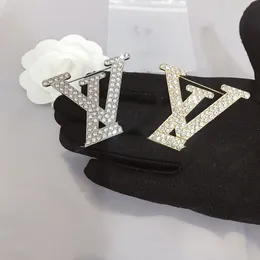 Broche lettre sauvage européenne et coréenne personnalité créative strass mode accessoires haut de gamme unisexe livraison rapide