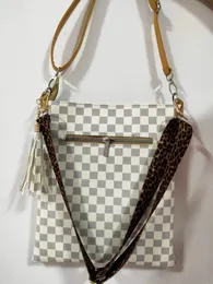 Lüks bir omuz crossbody çanta erkekler moda yuvarlak çantalar çok yönlü baskılı yuvarlama kek çanta kadın çanta kızlar kızlar sırt çantaları