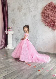 Flickans klänningar 2022 Pink Flower Girl For Wedding Off Shoulder Lace Floral Tiersed kjolar Girls Pageant Dress A Line Kids Birthday Gowns