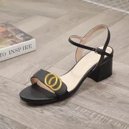 Moda Platformu Sandalet Tasarımcısı 100% Deri Kadınlar Yüksek Topuk Sandalet Yaz Bayan Gelinlik Ayakkabı Parti Seksi Metal Düğmeler Terlik Büyük 35-42 Topuklu Kutusu