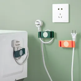 4st/Set Plug Hook Free Punching Super Glue Hooks Kök Vägg Förvaring Strömsladd Plugs Fästet Mobiltelefon Kabel Lagringsklämma