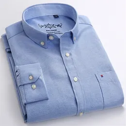 남성 긴 소매 옥스포드 격자 무늬 스트라이프 캐주얼 셔츠 전면 패치 가슴 포켓 정기적 인 버튼 다운 칼라 두꺼운 작업 셔츠 220322