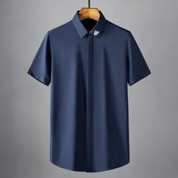 새로운 간단한 사회적 여름 금속 꿀벌 액세서리 칼라 트렌드 슬림 남성용 셔츠 잘 생긴 캐주얼 남성 짧은 슬리브 검은 셔츠