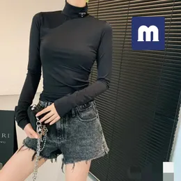 MEDIGO-126 가을 2022 패션 여성의 티셔츠 긴 소매베이스 흑백 2 색 디자이너 럭셔리 코튼 탄성 소프트 컴포트 고품질 삼각형