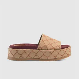 Designer kvinnors sandaler tofflor glider sandaler flip flops platt tjock botten broderi tryckt gelé gummilinnklänningskor höga häl stövlar 35-42