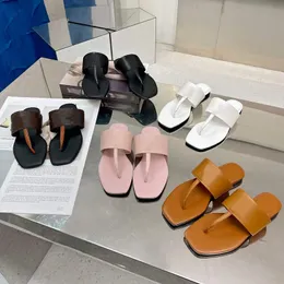 Kvinnor Designer Slide Läder Sandal Square Head Sandaler Platta Flip Flops Lädersandaler Svart Vit Sommarmode Bred Platt Tofflor Toppkvalitet Med Box NO373