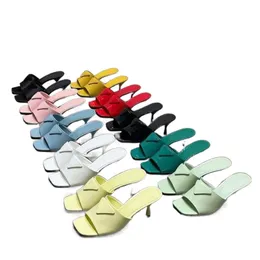 2022 Luxurys designers sandaler patent l￤der kvinnor tofflor h￶ga klackar inverterade triangel logotyper ren f￤rg flip flops bokstav platta glider stylistskor