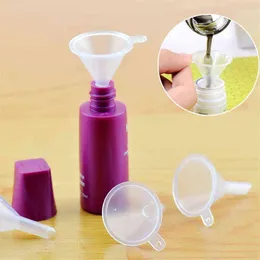 10PC Mini plastica trasparente piccoli imbuti per diffusore E succo contagocce bottiglie liquido olio essenziale laboratorio strumenti di riempimento Y220428