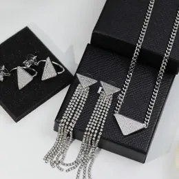 2022 Европейское и американское алфавитное ожерелье простые серьги с бриллиантовым ключиком модного алмаза устанавливают высококачественные высококачественные доставки