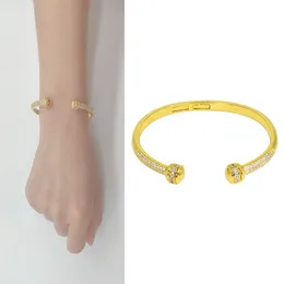 Bracciale da donna Braccialetti color oro Accessorio all'ingrosso 2022 Nuova tendenza Gioielli Coppia femminile Donna Rame Giallo chiaro Polsino Fascino Placcato in oro Moda Fidanzata