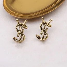 Stud basit retro 18k altın kaplama lüks marka tasarımcıları mektuplar stud klips zinciri geometrik ünlü kadın püskül kristal rhinestone inci küpe düğün partisi