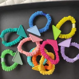 كلاسيكية الملونة المطاطية الملونة الإكسسوارات المعدنية p علامة مثلث مع خطاب Hairtie Bands Hair Rope Party Gift