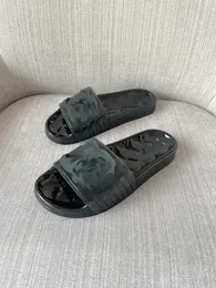 여성 디자이너 슬리퍼 투명 PVC Jelly Sandals 여성 편지 인쇄 럭셔리 여름 슬리퍼 슬라이드 실리콘 레이디 플립 플립 Sho95