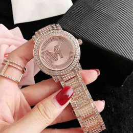 Orologio da donna con cinturino in acciaio al quarzo con cinturino in metallo stile lettere grandi con diamanti da donna M126