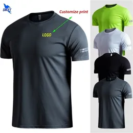 Anpassa andningsbara löpande skjortor män toppar tees snabb torr kort ärm gym fitness t -shirt reflekterande remsor sportkläder D220615