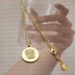 Collana stilista Collana con lettera V Ciondolo Banshee Testa di Medusa Placcata in oro 18 carati Girocolli VE8 da donna