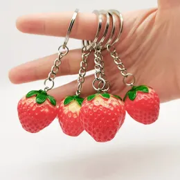 Stor storlek 3 cm Strawberry Nyckelring Lover Bag Hänge Frukt Resin Nyckelringar Tillbehör Kampanj Samll Nyckelring Present Bulk Pris