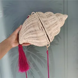 Luxur Design Summer Rattan Conch Straw Bag Brand Design Beach Shoulder Crossbody Bag Bohemian Vacations Kvinnliga plånböcker Koppling 220520