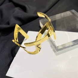Lyxiga armband armband kvinna guld armband brev armband titan stål 18k guldpläterade berlocker designer Smycken tillbehör dam presenter