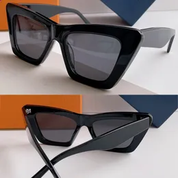 Men or women FAME CAT EYE SUNGLASSES Z2520 Classic style modern look Features sharp lines and thick frame for a retro inspired look Comes with an original box