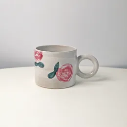 Cups Saucers Koreanische INS handbemalte Blume Rundohrbecher Retro handgefertigte Keramik-Tasse Haushaltswasser Kaffee Tasse Tasse Untertasse