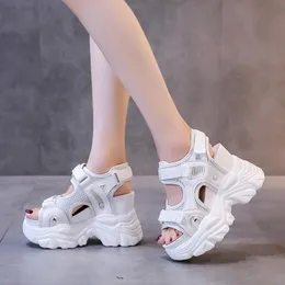 Kalın Sandallar Alt Muffin Sıradan Kadınlar Yaz 2024 Yamaç Yüksek Topraklı Spor Ayakkabıları Leydi İç Yükseltme Moda Sandalyas SA