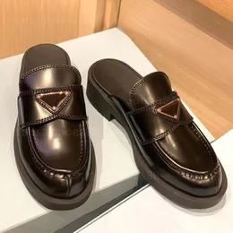 Tasarımcı Mules Loafer Sandalet Elbise Ayakkabı Kadın Çikolata Fırçalı Deri Loafers Sırık Ayakkabı Üzerinde Kayma Kadın Siyah Beyaz Düz Firmalar Pompa Bale Eğitmeni Katır Ayakkabı