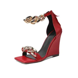 2024 Lady Lady Sheepskin Leather Sexy Sexy Ladies Wedge High Sandals Sapatos Quadrado Toe Metal Chain Aberto do pé PEEP-TOE Europa e América O tamanho da festa de casamento da passarela