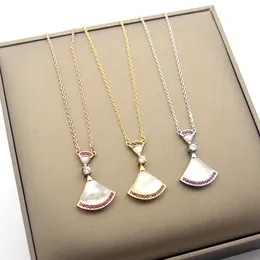 Fashion Womens Designer Necklaces White Shell Skirt Pendant Pink Diamond Luxury Stainless Steel Scalloped Necklace Jewelry