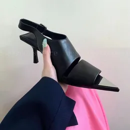 Designer Sandal 2022SS Nya kvinnor bär sandal och tofflor denimtyg som spetsade metalldekorativa tofflor Designers Slides klackar Sandale Fashion Cool Shoes Mule
